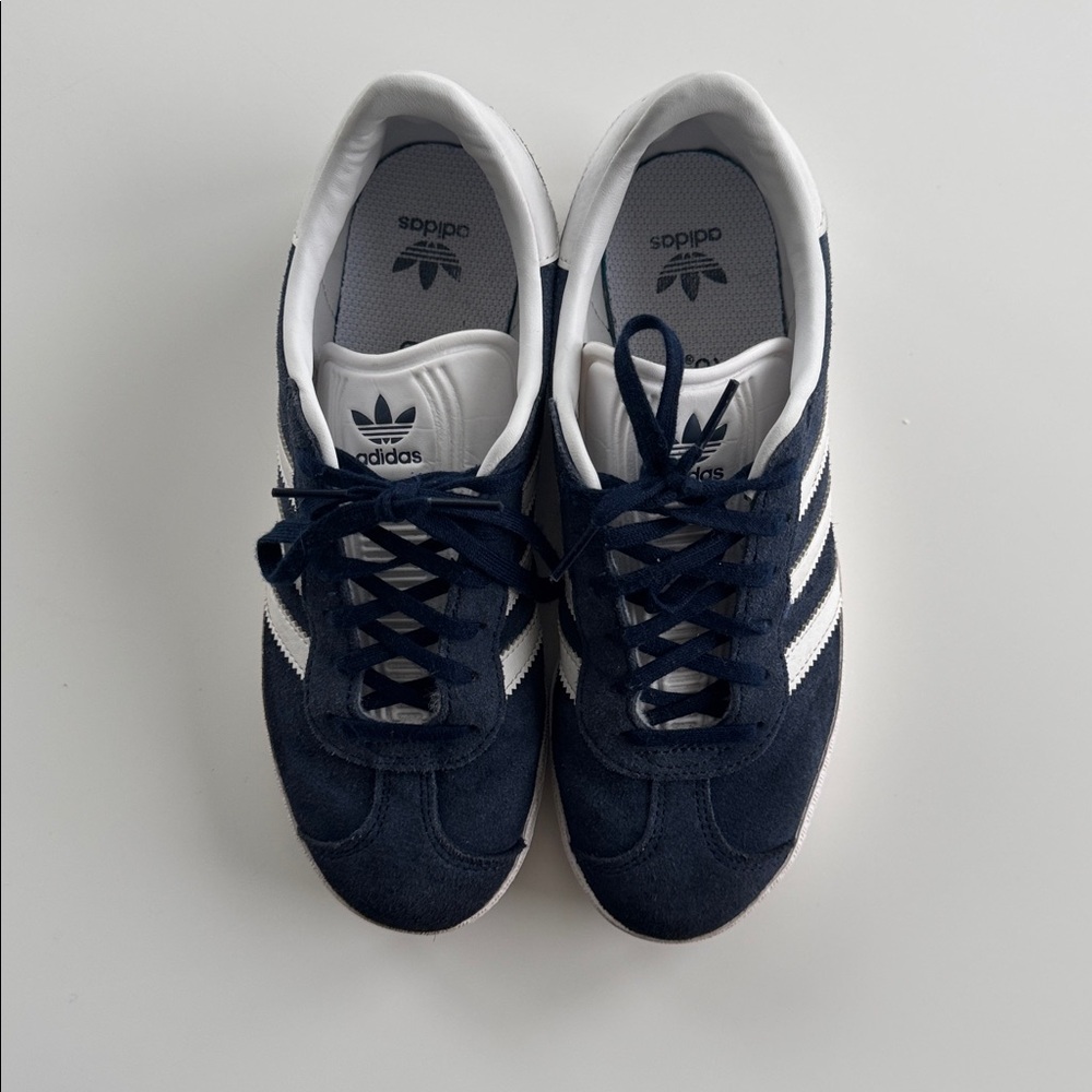 ADIDAS Gazelle Collegiate Navy & White Sneakers, boys size 5 - Picture 2 of 8